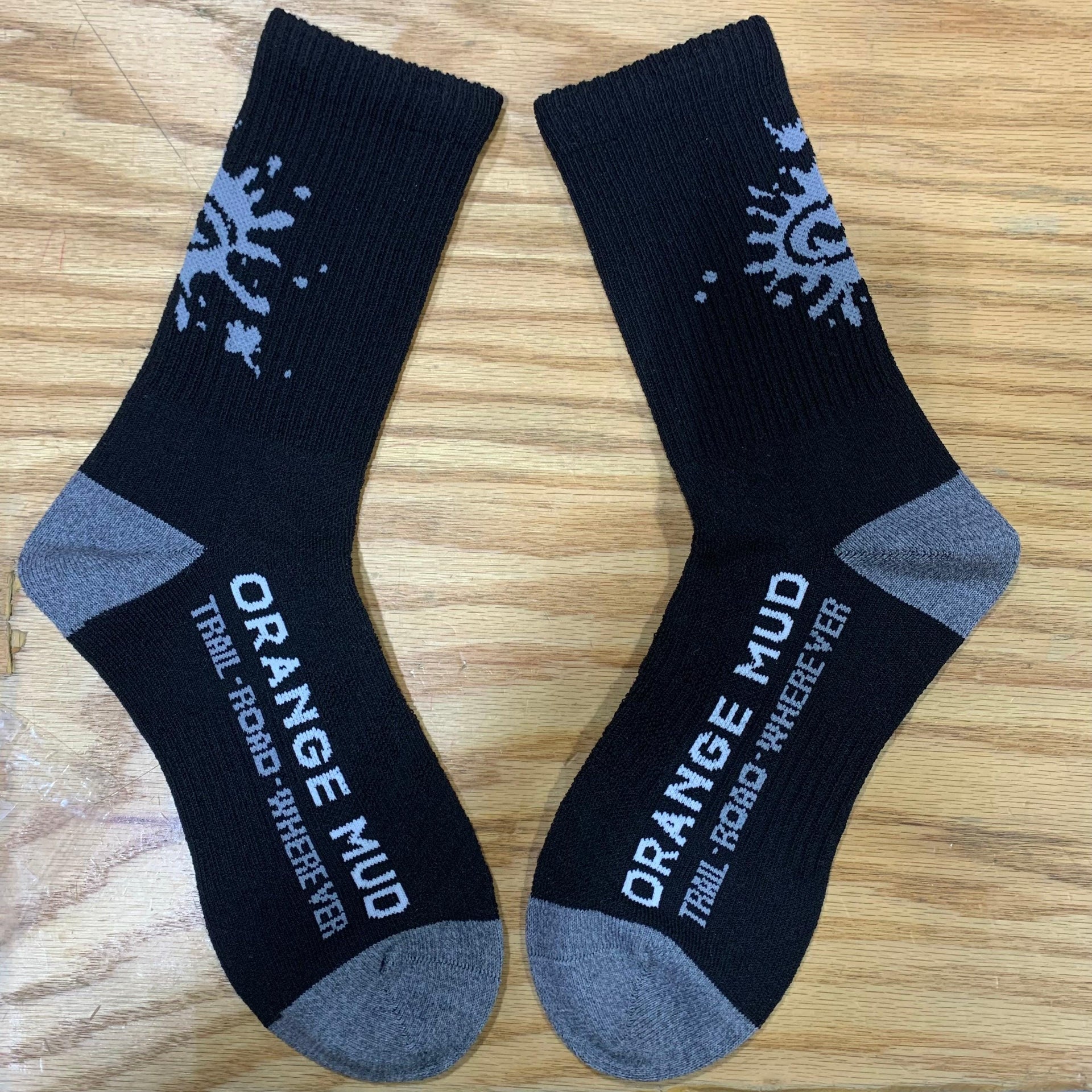 Chaussettes de course mi-hautes OTSO - Noir et Orange – OTSO S.L Chaussettes de course mi-hautes OTSO - Noir et Orange – OTSO S.L